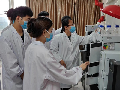 河南質(zhì)量工程職業(yè)學(xué)院食品檢測(cè)中心 以技術(shù)研發(fā)與試驗(yàn)創(chuàng)新，為地方經(jīng)濟(jì)社會(huì)高質(zhì)量發(fā)展注入新動(dòng)能